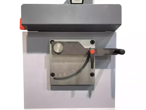 Easy and quick to adjust blade grade plate on ELITE model CU