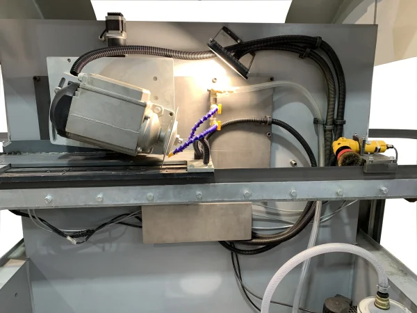 Detalle del sistema de fijacion de la afiladora automática para sierras de cinta y sierras múltiples ELITE modelo EVG 350