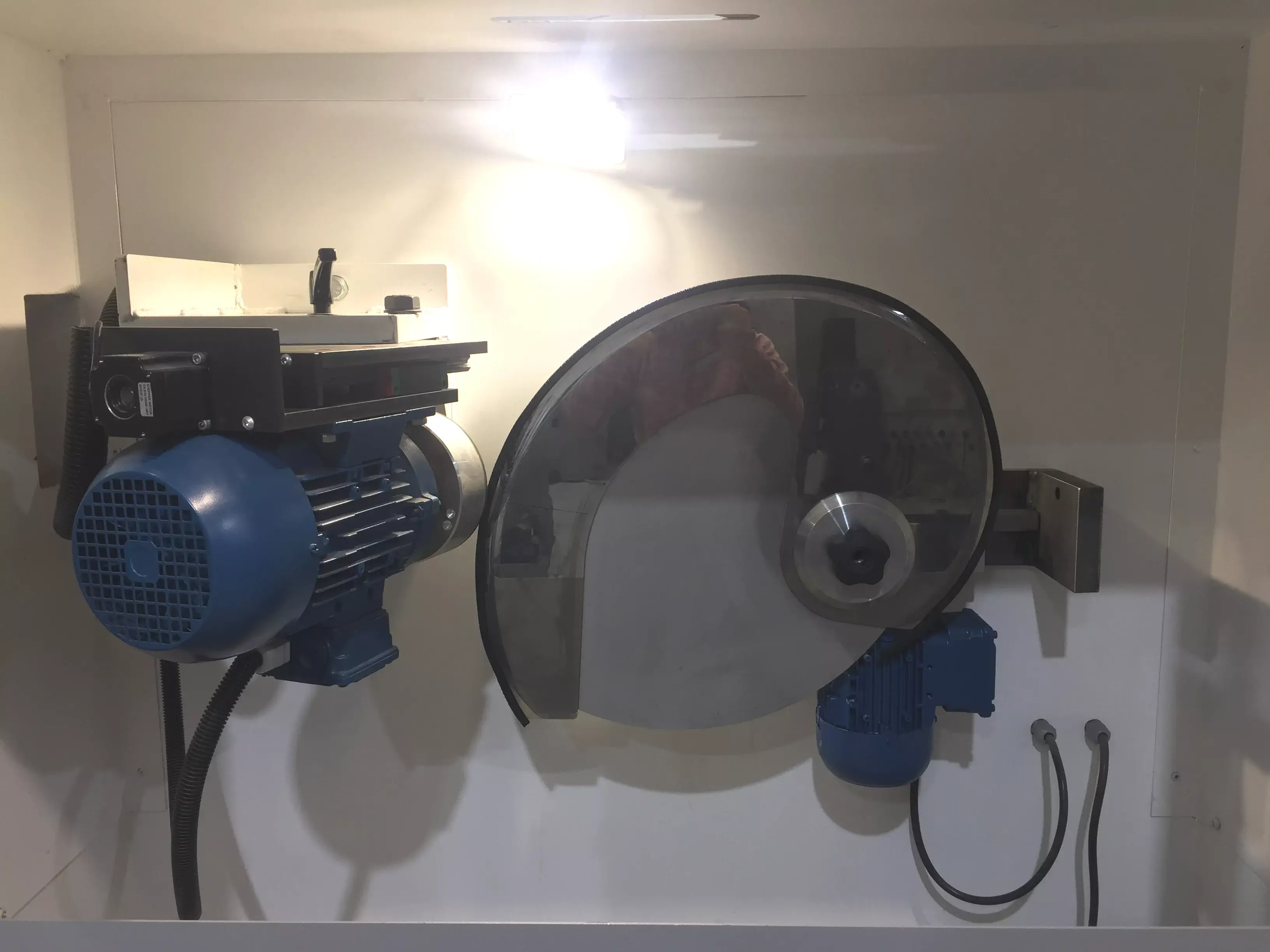 La ELITE JVC 700 consente l'affilatura di lame a forma di falce o di tipo 'cutter'