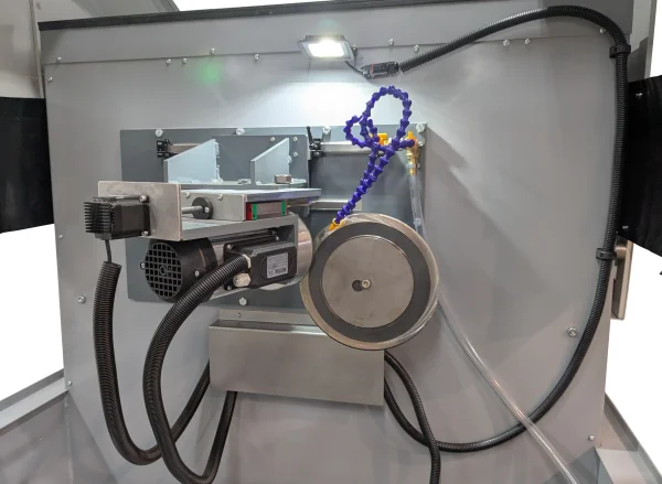 Detalle del motor de la afiladora de cuchillas circulares ELITE modelo JVC 700