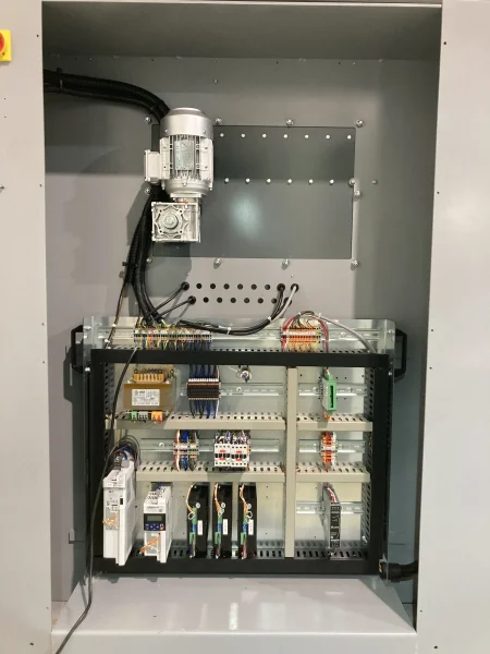 Fácil acceso a la parte mecánica de la máquina.Cuadro eléctrico perfectamente ordenado y accesible