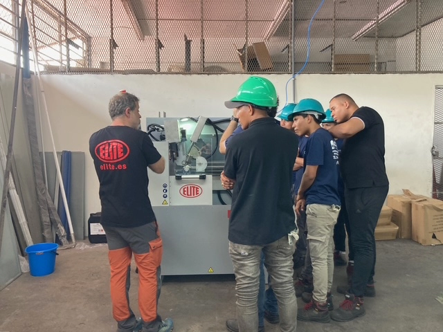 Fabricante de muebles se moderniza en Panamá con una afiladora ELITE AVB 750